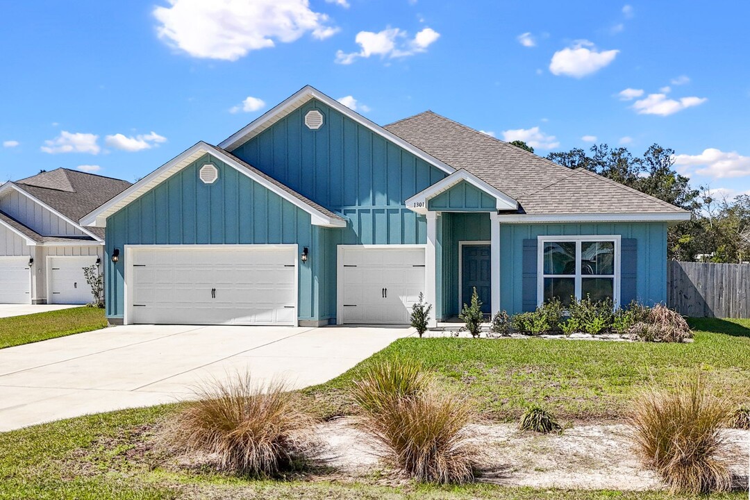 1301 Holland St in Gulf Shores, AL - Building Photo