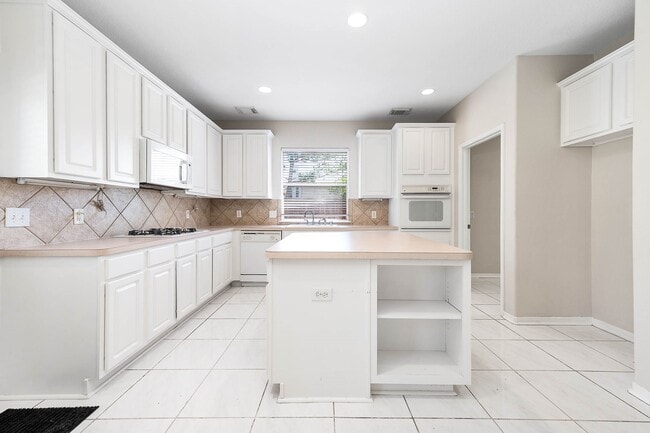 7902 Feather Springs Dr
