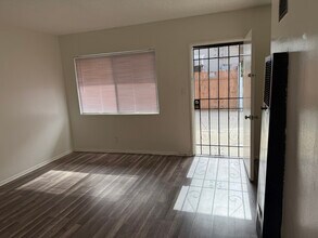 1070 Gardenia Ave in Long Beach, CA - Building Photo - Building Photo