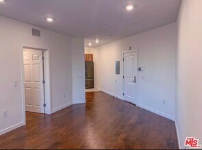 5537 La Mirada Ave in Los Angeles, CA - Building Photo - Building Photo