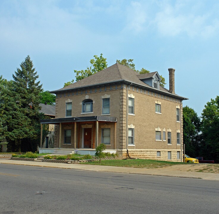 358 E High St in Springfield, OH - Foto de edificio