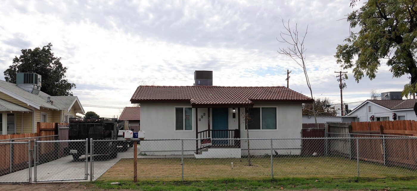 221 E Moneta Ave in Bakersfield, CA - Building Photo