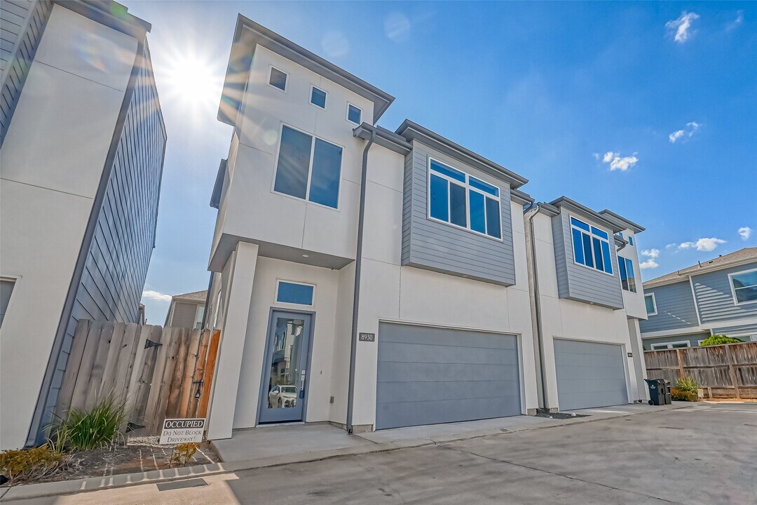 8930 Spring Knoll Forest Dr in Houston, TX - Building Photo
