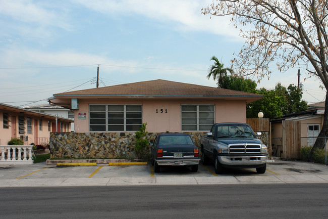 151 W 5th St in Hialeah, FL - Foto de edificio - Building Photo