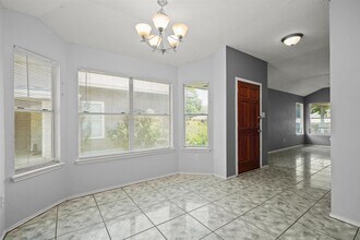 8133 Tockington Way in Austin, TX - Foto de edificio - Building Photo
