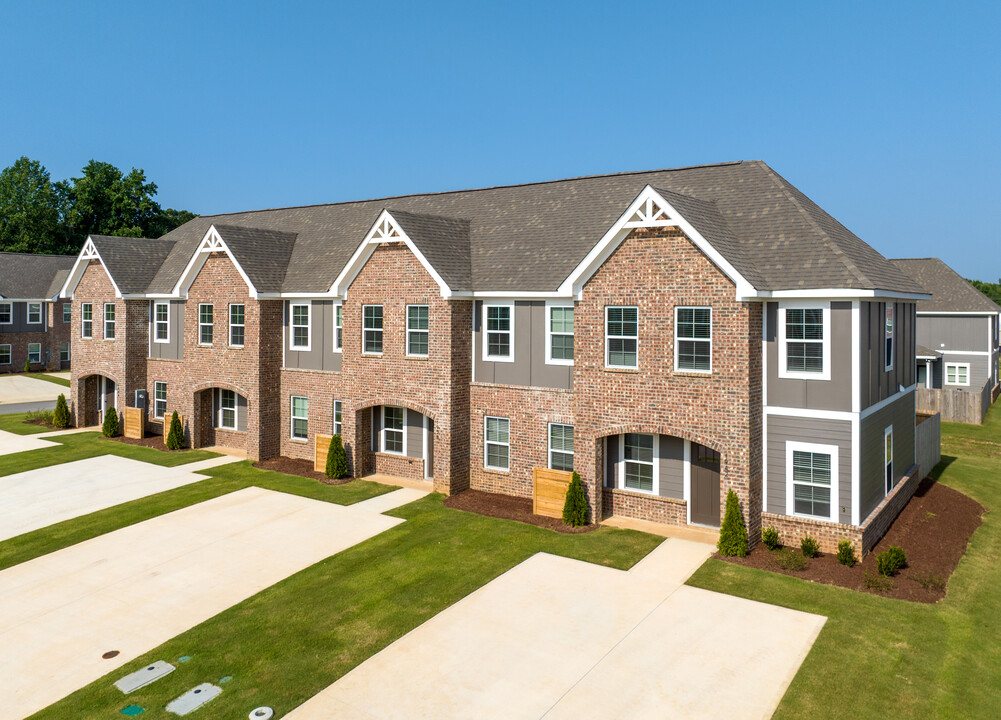 Legends Townhomes in Opelika, AL - Foto de edificio