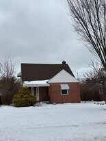 830 E 256th St in Euclid, OH - Building Photo