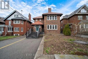 896 Avenue Rd in Toronto, ON - Building Photo