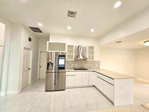 1944 Classic Dr in Coral Springs, FL - Building Photo - Building Photo