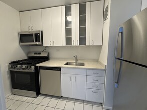 218 E 50th St, Unit 3G in New York, NY - Foto de edificio - Building Photo