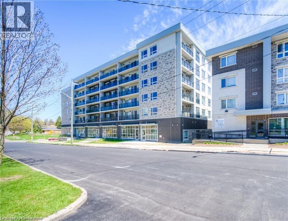 275 Larch St in Waterloo, ON - Building Photo