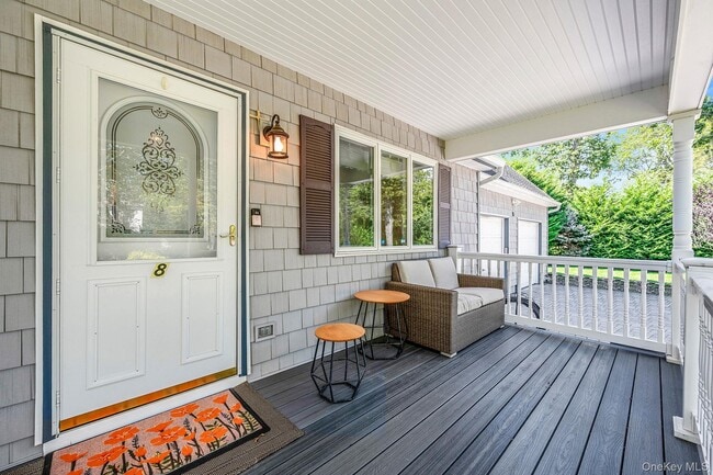 8 Paynes Ln in East Quogue, NY - Building Photo - Building Photo