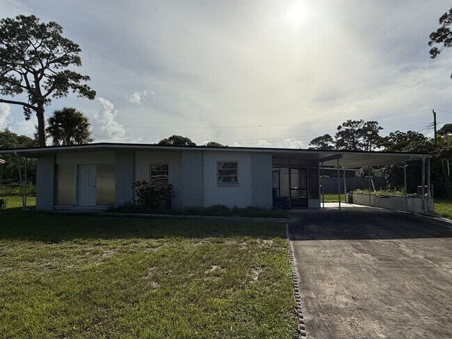 property at 3220 Royal Palm Ct