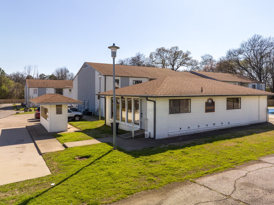 Ramsey Square: 1 & 2 Bedroom Apartments in Fort Smith, AR - Building Photo