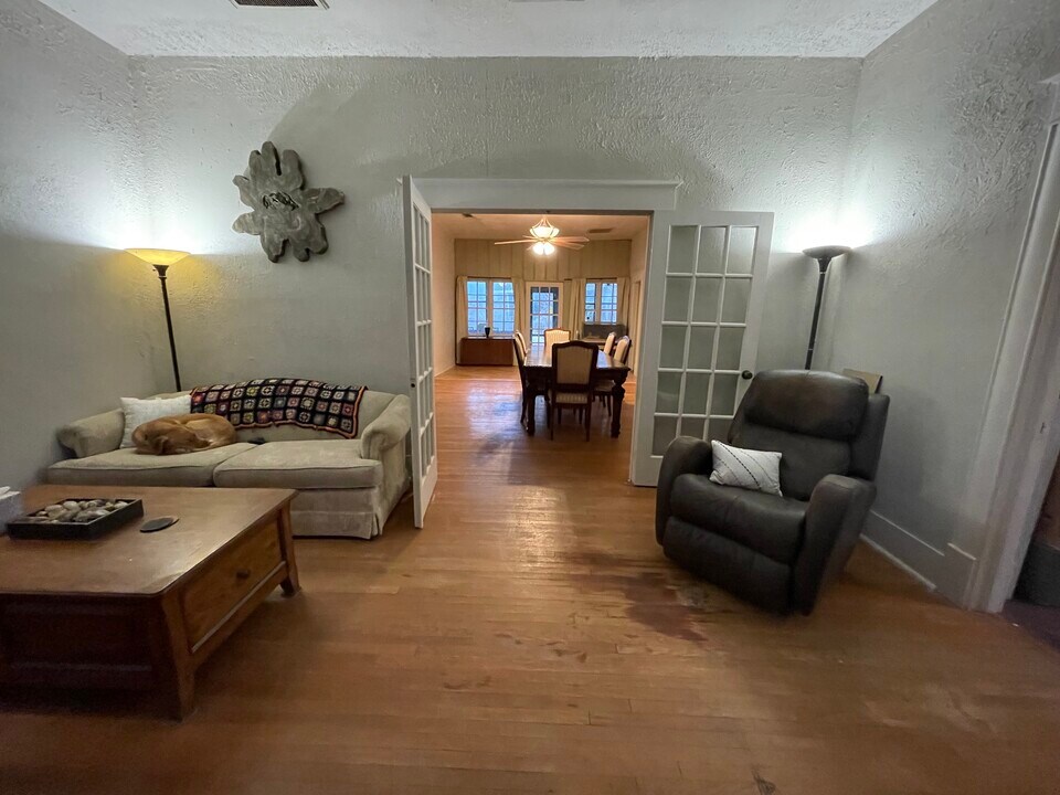 2501 N Hughes Ave in Fort Worth, TX - Building Photo