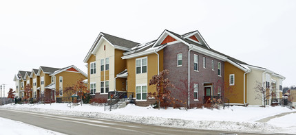 Riverbluff Townhomes in West Bend, WI - Foto de edificio - Building Photo