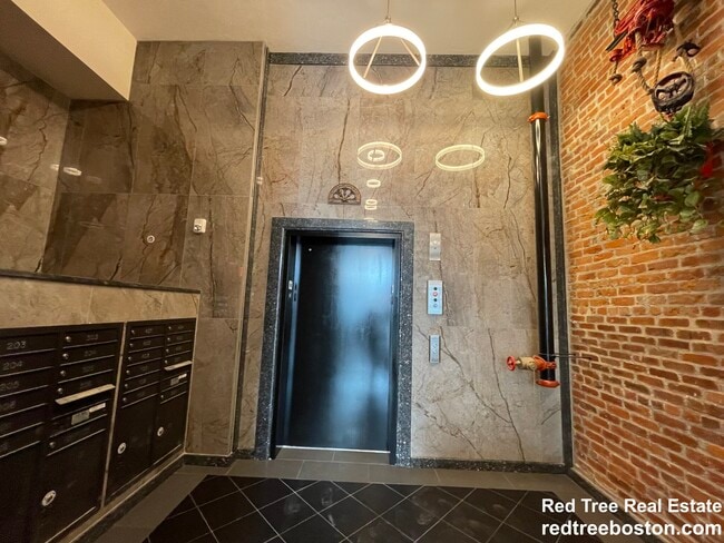 1028a Commonwealth Ave, Unit 203 in Boston, MA - Foto de edificio - Building Photo