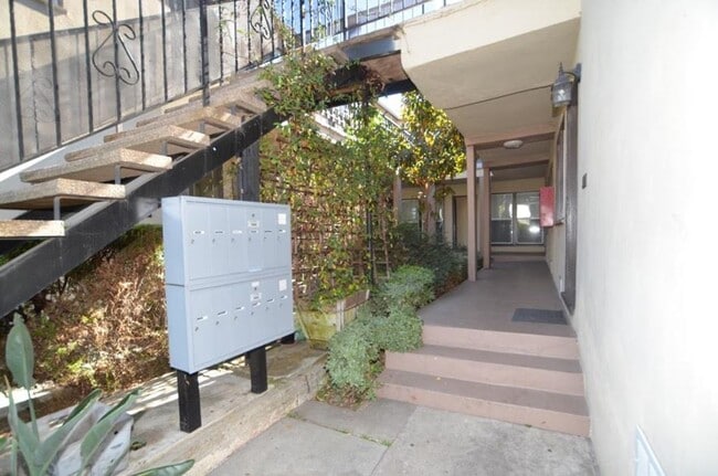 4128 1/2 W Adams Blvd in Los Angeles, CA - Building Photo - Building Photo