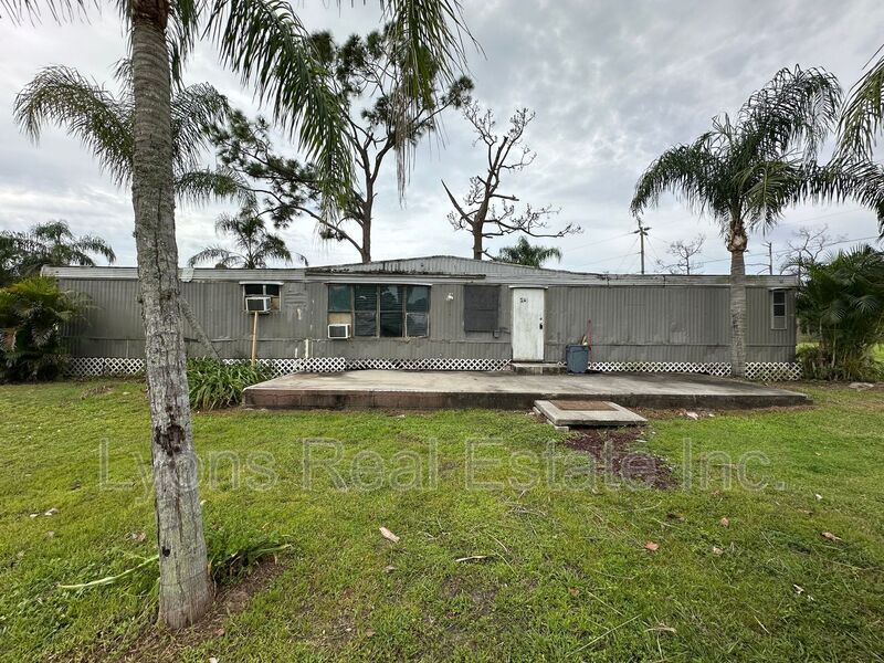 8086 Heck Dr in North Fort Myers, FL - Building Photo