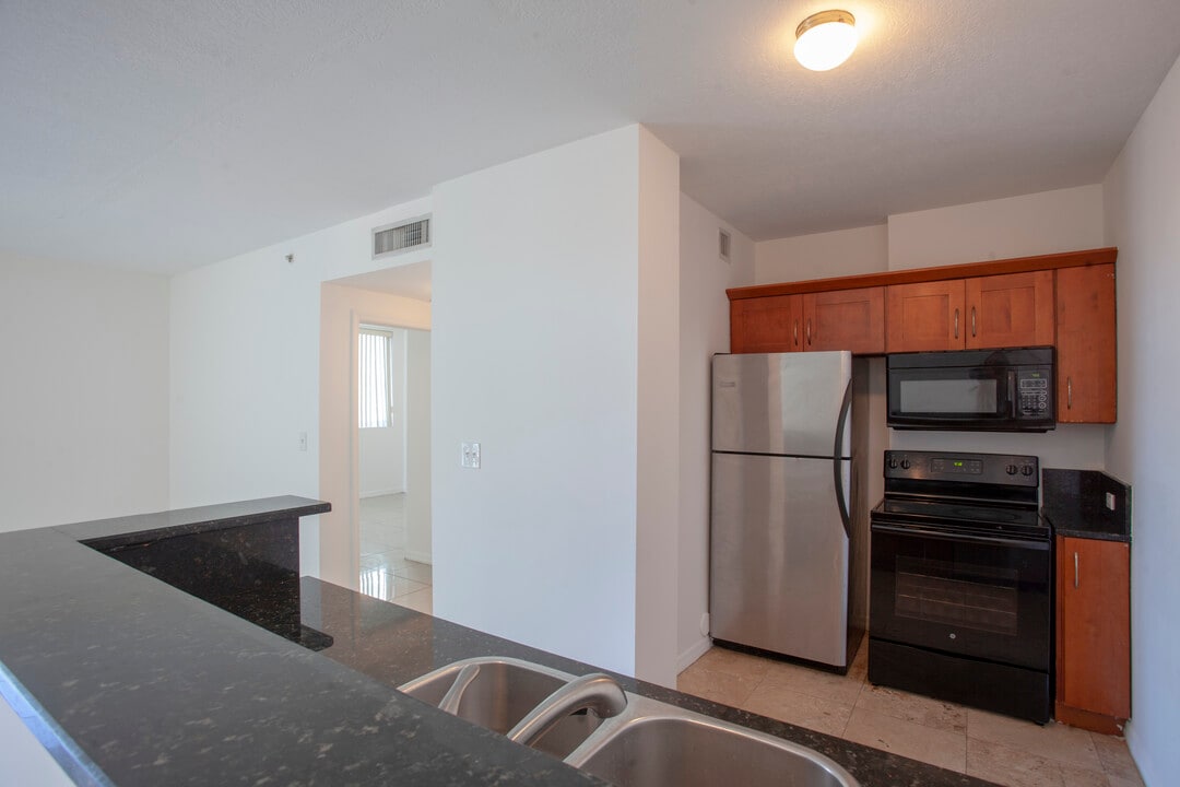 425 NE 30th St in Miami, FL - Building Photo