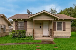 700 Gray St in Huntsville, TX - Building Photo