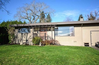 14181 Malabar Ave in White Rock, BC - Building Photo - Building Photo