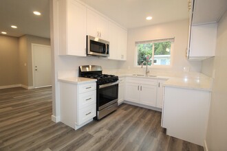 Foothill Village Apartments in La Crescenta, CA - Building Photo - Building Photo