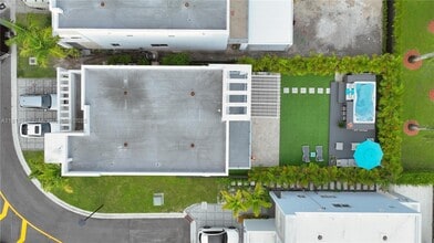 10360 NW 68th Terrace in Doral, FL - Building Photo - Building Photo