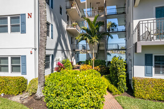 Harborside Gardens in Naples, FL - Foto de edificio - Building Photo