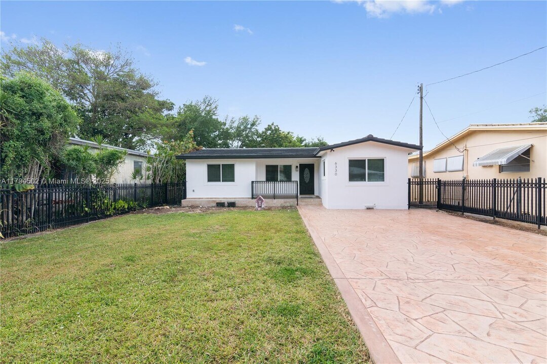 6330 SW 27th St in Miami, FL - Foto de edificio