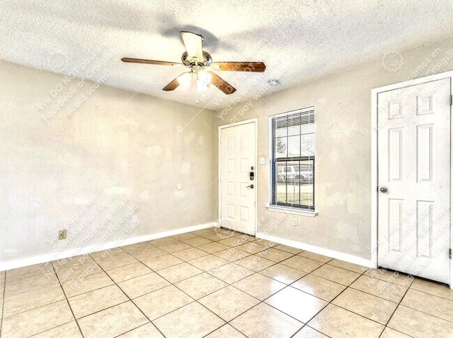 900 E Leslie Cir in Austin, TX - Building Photo - Building Photo