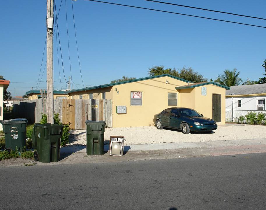 34 SW 6th Ave in Dania, FL - Building Photo