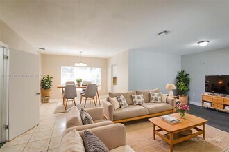 810 NW 186th Dr in Miami, FL - Building Photo - Building Photo