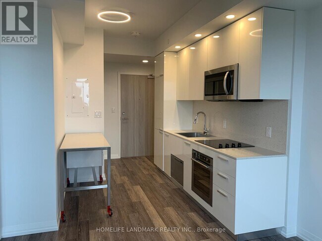 75 Canterbury Pl in Toronto, ON - Building Photo - Building Photo