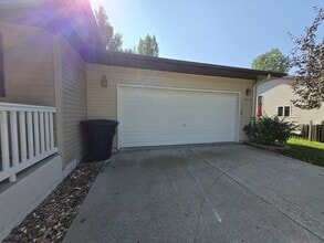 5038 W Elm Ct in Grand Forks, ND - Building Photo - Building Photo