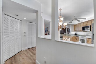 9599 Weldon Cir in Tamarac, FL - Foto de edificio - Building Photo