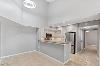 1210 Wildwood Lakes Blvd in Naples, FL - Foto de edificio - Building Photo