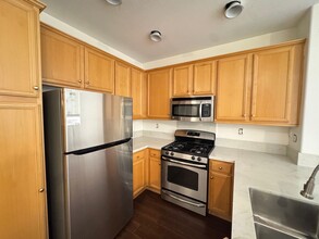 1668 Heywood St in Simi Valley, CA - Building Photo - Building Photo