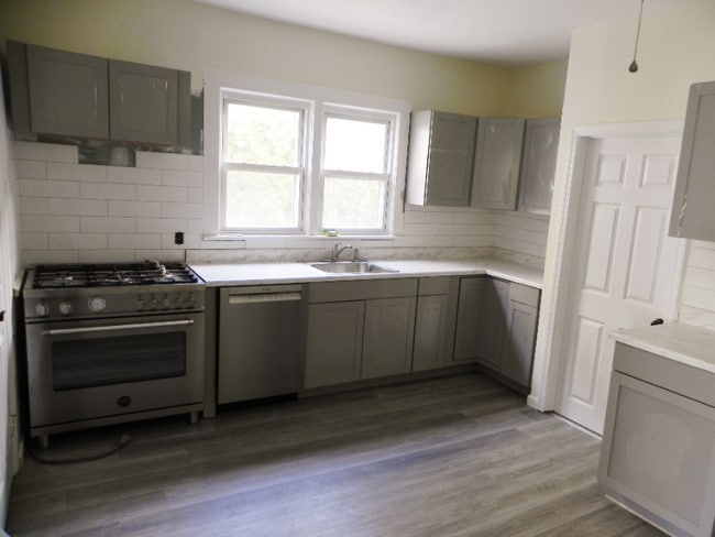 25 Cove Ave in Norwalk, CT - Foto de edificio - Building Photo