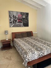 1365 Marseille Dr in Miami Beach, FL - Foto de edificio - Building Photo