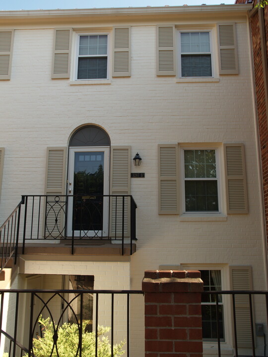 3287 Sutton Pl NW in Washington, DC - Building Photo