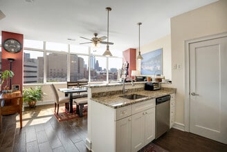 201 N 8th St, Unit 405 in Philadelphia, PA - Foto de edificio - Building Photo