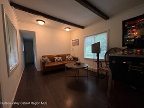 102 Eastern Pkwy in Saugerties, NY - Building Photo - Building Photo