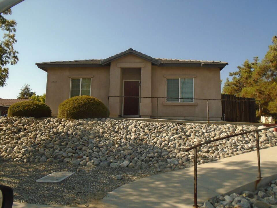 6712 Edgeview Dr in Bakersfield, CA - Building Photo