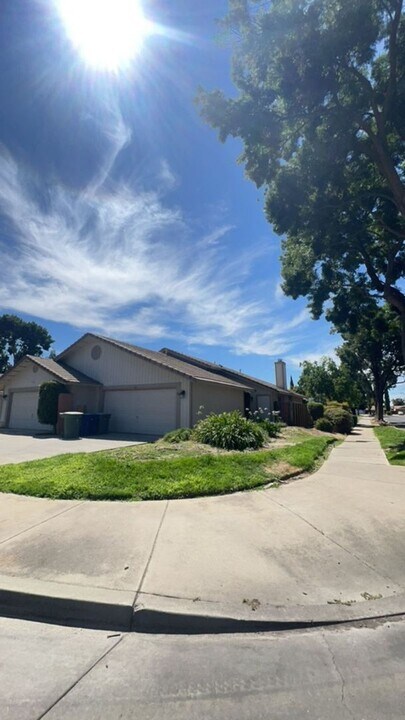94 Silverhorn Ct in Merced, CA - Building Photo