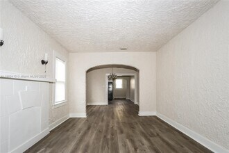 523 Plymouth Rd in West Palm Beach, FL - Foto de edificio - Building Photo
