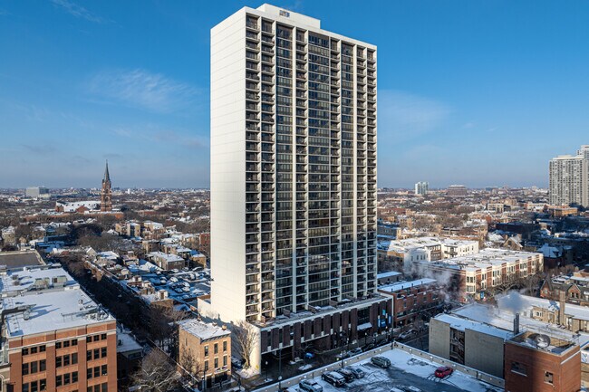 Americana Towers in Chicago, IL - Foto de edificio - Building Photo