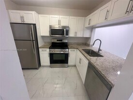 10353 NW 8th St in Pembroke Pines, FL - Building Photo