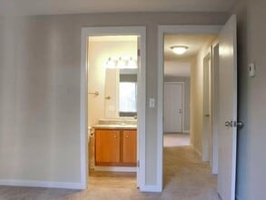 16817 Larch Way, Unit D205 in Lynnwood, WA - Foto de edificio - Building Photo