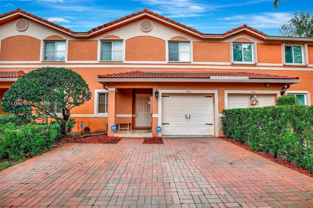 9880 NW 24th St in Sunrise, FL - Foto de edificio